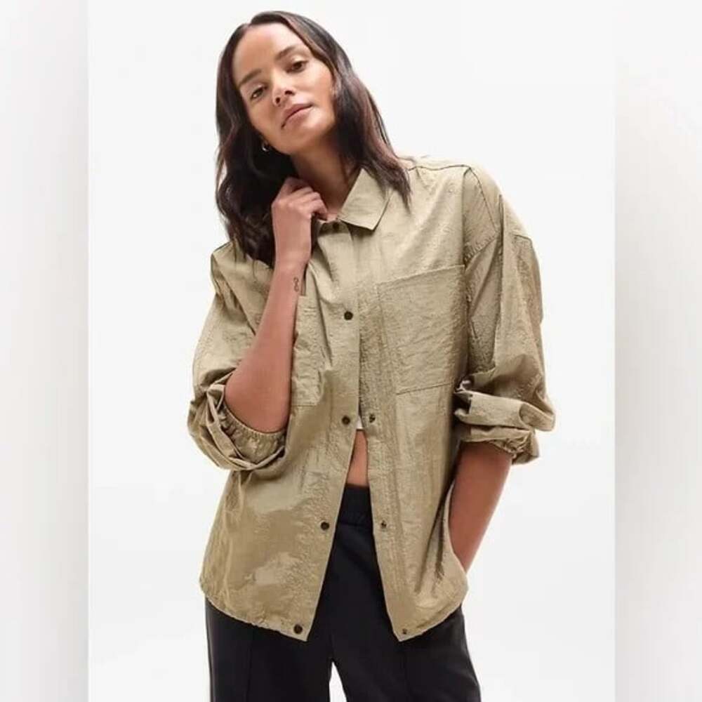 Athleta Lunar Sheen Shirt Size XS Brownstone Beige Crinkle Snap Button Top NWOT